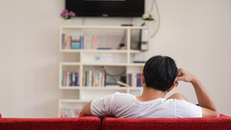 Ngồi xem tivi quá lâu có thể liên quan đến nhiều nguy cơ sức khỏe