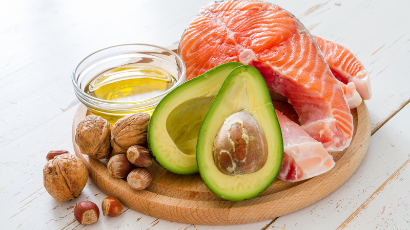 Các loại cá béo như cá hồi, cá thu, cá mòi và cá trích là nguồn cung cấp omega-3 dồi dào