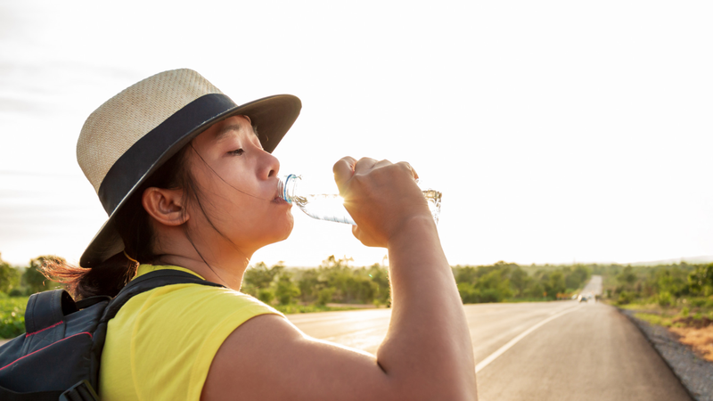 Chủ động bù nước và tránh nắng gắt giúp hạn chế nguy cơ say nắng trong mùa hè