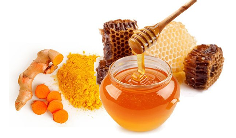 Nghệ và mật ong được áp dụng làm mờ sẹo thâm ở chân tại nhà