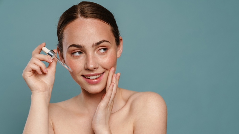 Nên chọn serum tích hợp thêm công dụng làm sáng da, hỗ trợ phục hồi hoặc tăng sinh collagen