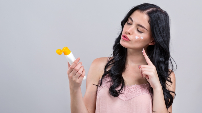 Việc thoa kem chống nắng hằng ngày là cần thiết để hạn chế tác động tiêu cực