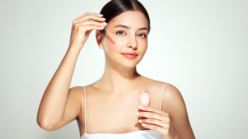 Lấy lượng serum vừa đủ tránh lãng phí sản phẩm