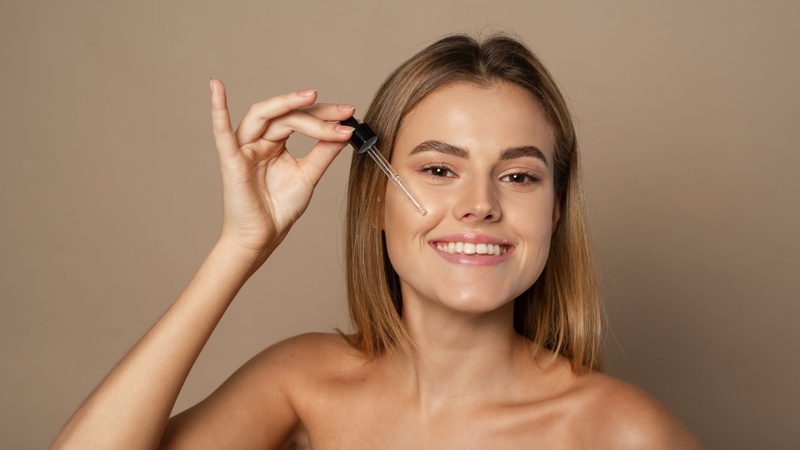 Khi sử dụng serum vitamin C buổi sáng cần kết hợp kem chống nắng để tăng khả năng bảo vệ da khỏi tia UV