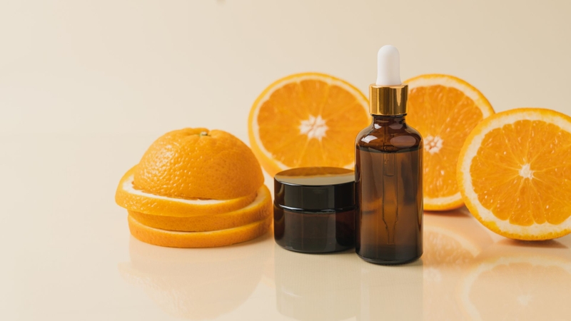 Vì vitamin C dễ oxy hóa, nên chọn serum trong chai tối màu, kín khí để giữ hiệu quả lâu dài