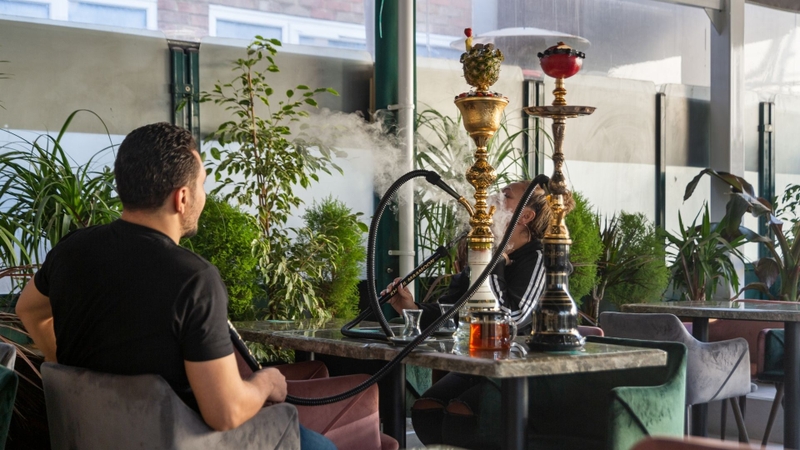 Người ở gần cũng có thể hít phải khói từ thuốc lá và khói sinh ra khi đốt than