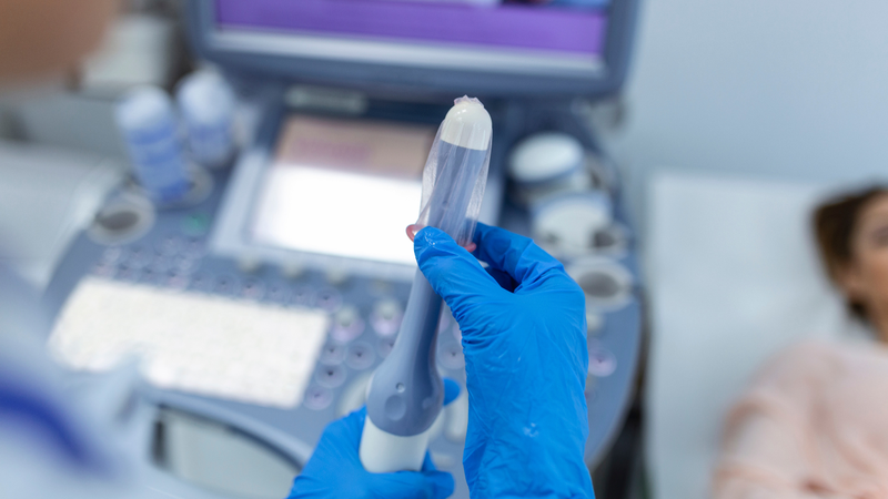 Sử dụng bao cao su y tế chuyên dụng để bọc kín đầu dò siêu âm