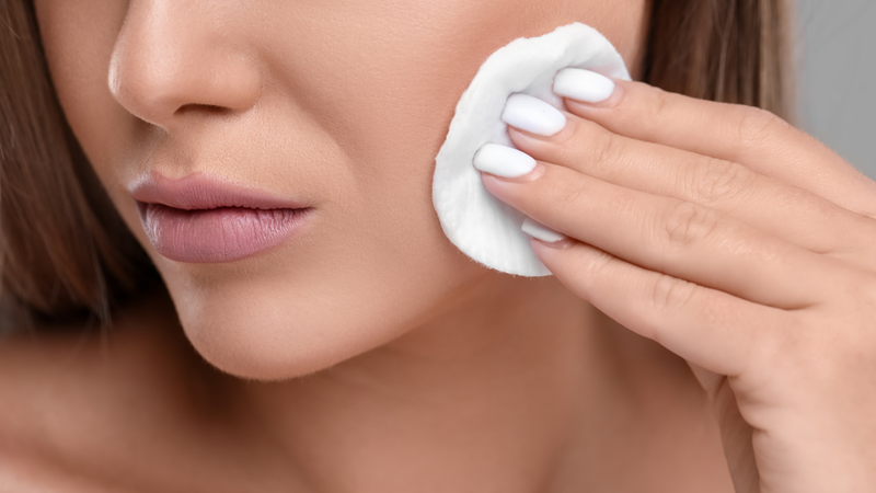 Tẩy trang trước khi tập giúp hạn chế lớp makeup kết hợp với mồ hôi gây bí da