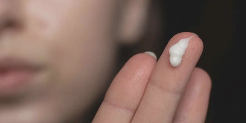 Cách bôi thuốc mỡ sau khi điêu khắc lông mày và lưu ý khi dùng thuốc mà chị em nên biết 2