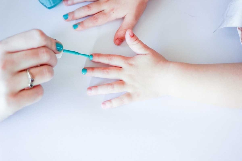 Sơn móng tay trẻ em có an toàn không? Cần lưu ý gì khi sử dụng 2