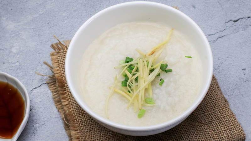 Ăn thức ăn mềm, dễ tiêu như cháo, súp, cơm mềm, khoai tây, chuối chín hoặc táo nghiền