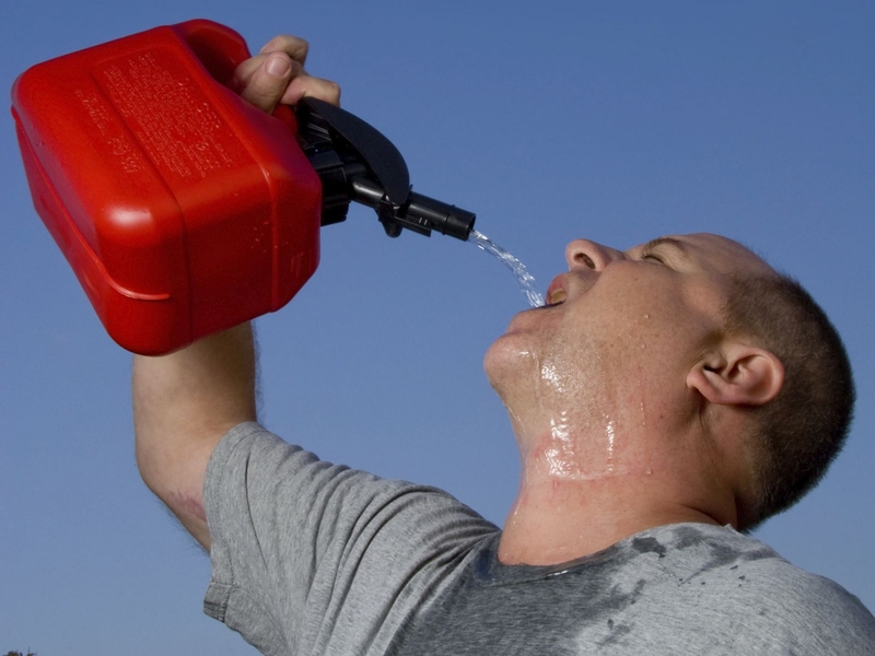 Sơ cứu khi uống nhầm xăng đúng cách 3