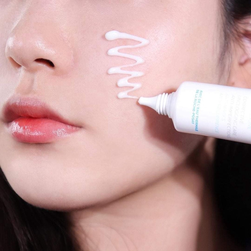 Kem trị mụn Laroche Posay Duo+ và K+ đều có kết cấu dạng gel, dễ dàng thẩm thấu vào da