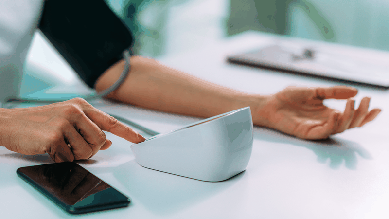 Máy đo huyết áp omron nhỏ gọn, thuận tiện trong việc cất giữ và mang theo bên người