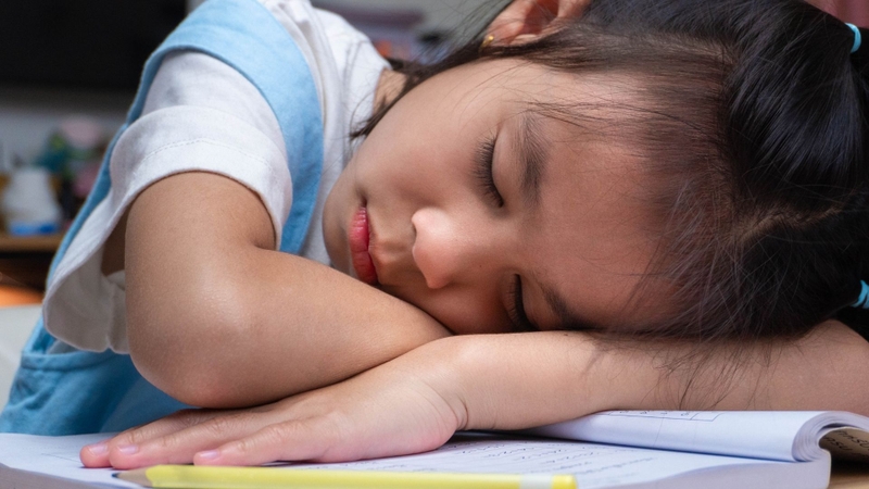 Đưa trẻ đi khám nếu chậm tăng cân kéo dài hoặc kèm dấu hiệu bất thường
