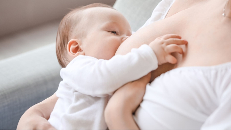 Trẻ dưới 6 tháng nên được bú mẹ hoàn toàn theo khuyến nghị
