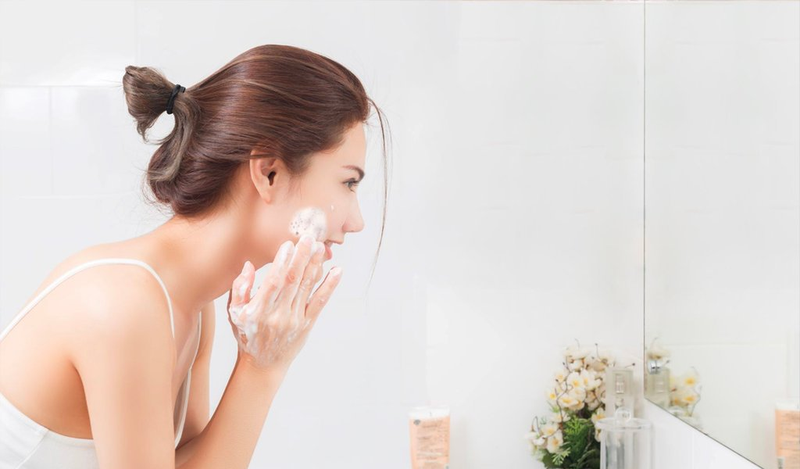 So sánh sữa rửa mặt Cerave và La Roche Posay được bác sĩ da liễu khuyên dùng