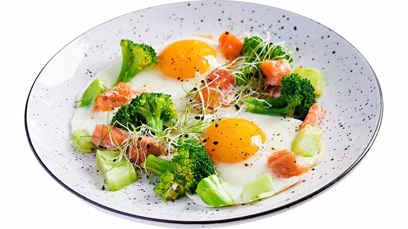 Kết hợp trứng với thực phẩm khác giúp bữa ăn đủ chất và cân đối hơn