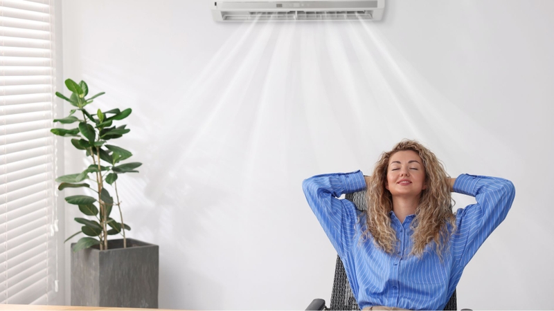 Ngồi điều hòa trong ngày hè oi bức là yếu tố tăng nguy cơ sốc nhiệt lạnh