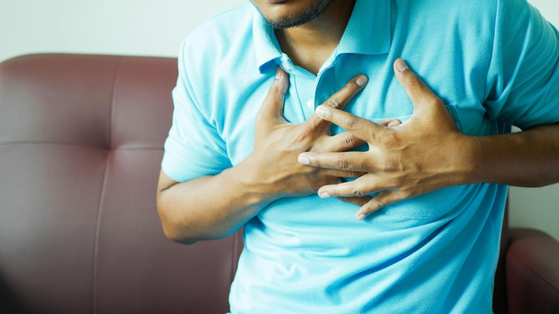 Khó thở và đau tức ngực là một trong các dấu hiệu cảnh báo sốc thuốc kháng sinh