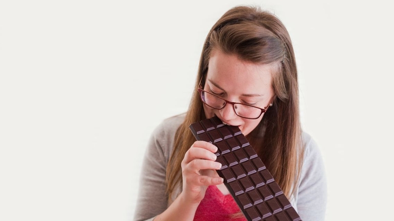 Cảm giác thèm socola chủ yếu liên quan đến phản ứng tâm lý và thói quen ăn uống