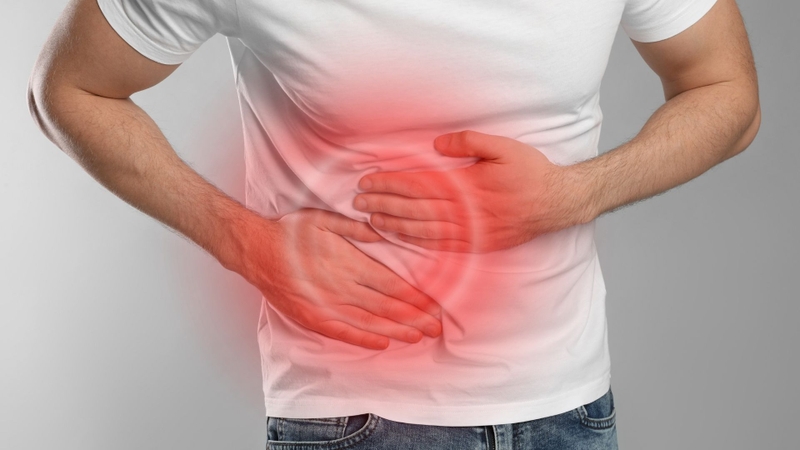 Đau vùng hạ sườn phải là một trong những triệu chứng thường gặp của sỏi gan