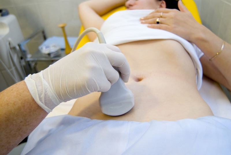 Thăm khám bác sĩ và tiến hành nội soi khi nghi ngờ bản thân bị đau sỏi mật