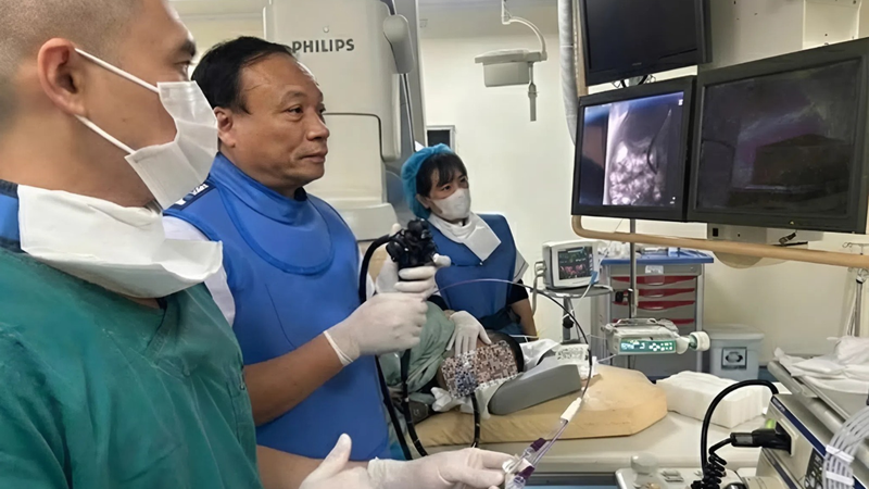 Bệnh nhân bị tắc mật nặng do sỏi ống mật chủ kích thước lớn