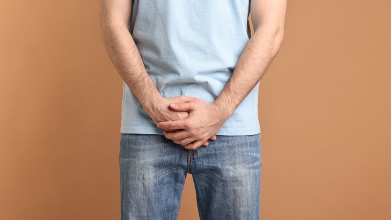 Sỏi tuyến tiền liệt có thể gây tiểu khó, dòng tiểu yếu