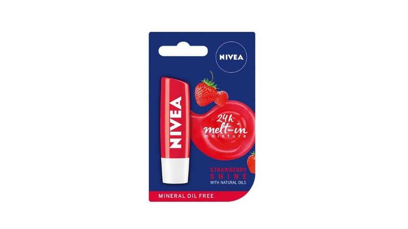 Nivea Strawberry Shine giúp bạn luôn tự tin với đôi môi tươi tắn