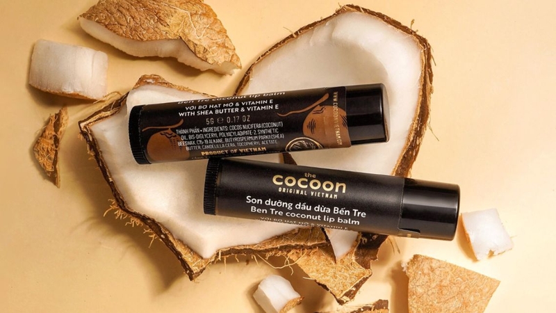 Son dưỡng môi này có kết cấu mỏng nhẹ, không bóng nhờn