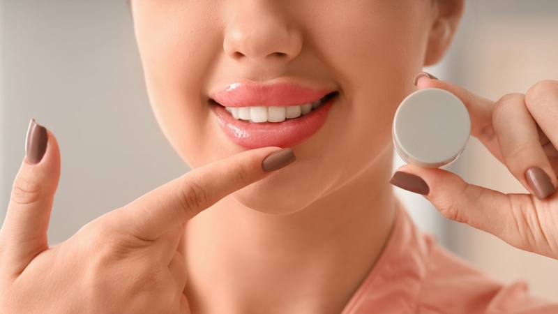 Nếu lựa chọn son dưỡng có màu, nên cân nhắc tông màu hài hòa với sắc môi