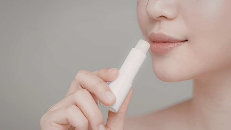 Son dưỡng môi có trị thâm mắt không? Son dưỡng môi không trị được thâm mắt