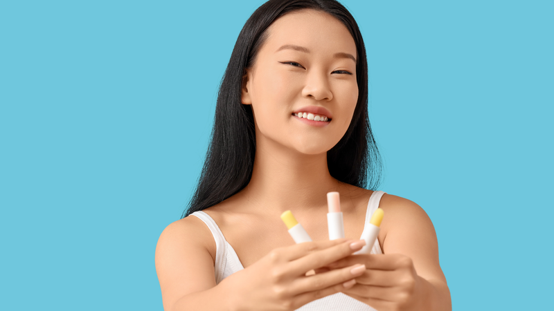 Nên hạn chế chọn son dưỡng có chứa hương liệu vì chúng có thể gây kích ứng