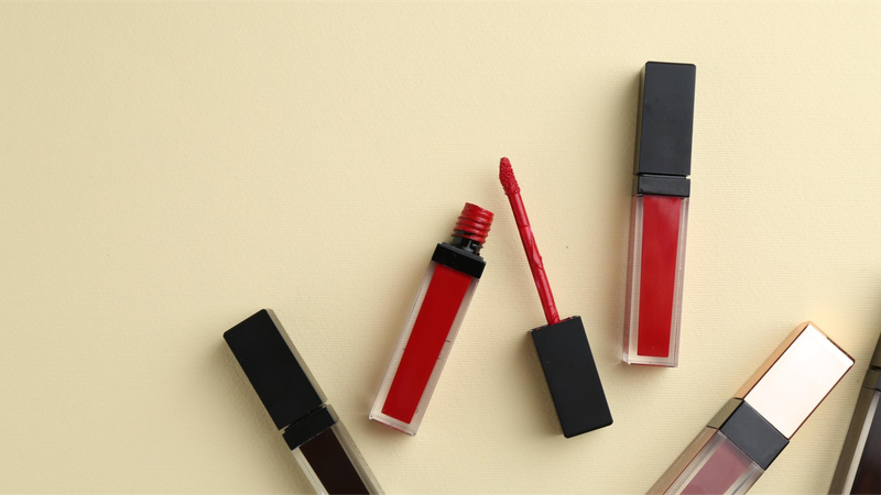 Son kem (liquid lipstick) là dòng son môi dạng lỏng hoặc kem sệt