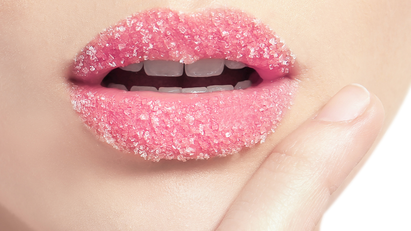 Tẩy tế bào chết môi trước khi đánh son kem để son lên màu chuẩn hơn