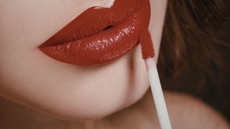 Tùy kiểu trang điểm, có thể đánh mỏng hoặc chồng lớp để màu đậm hơn