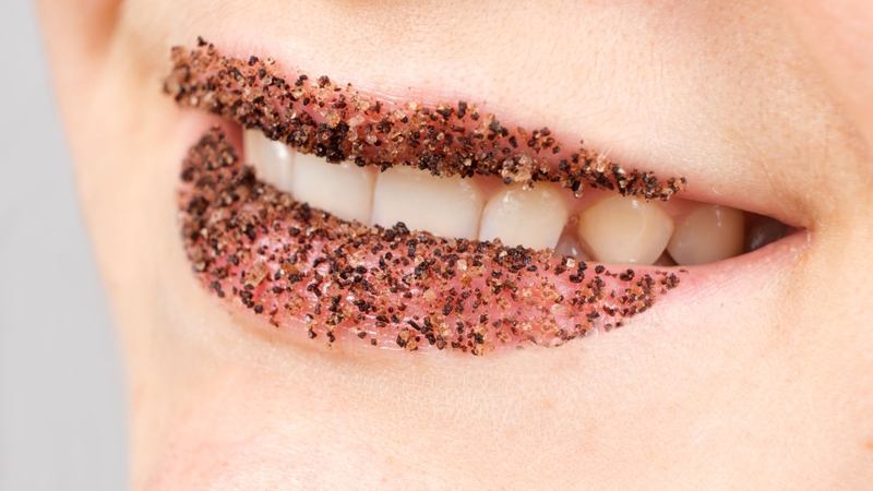 Nên tẩy da chết môi định kỳ để lên màu son đẹp