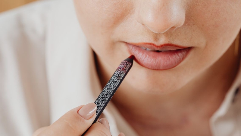 Nhiều thành phần kém chất lượng trong các dòng son giá rẻ dễ gây thâm môi