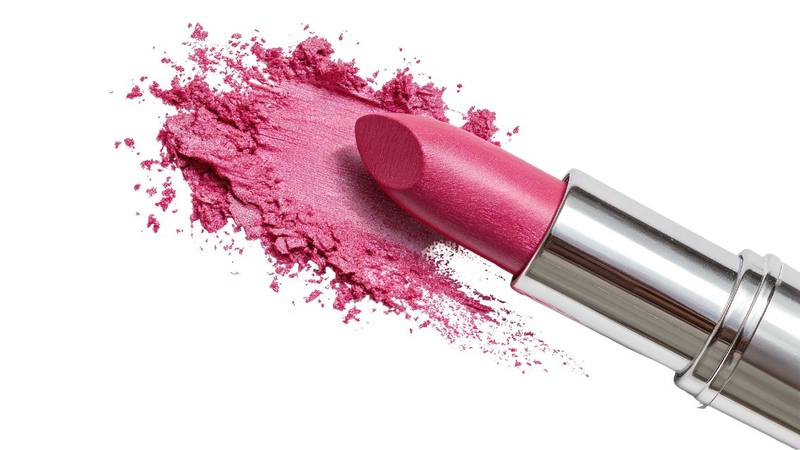 Thâm môi có thể do dùng son kém chất lượng hoặc do dùng không đúng cách