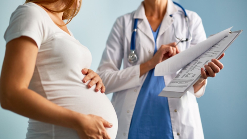 Mẹ bầu cần đến gặp bác sĩ nếu gặp phải tình trạng tiểu buốt và tiểu rắt