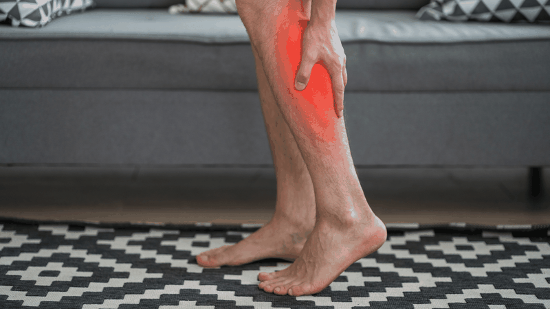 Chuột rút do nhiệt là tình trạng co thắt cơ đột ngột, đau dữ dội do mất nước và điện giải khi hoạt động lâu dưới nắng nóng