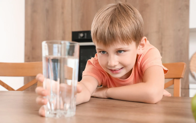 Bố mẹ nên cho bé uống đủ nước để tránh mệt mỏi do mất nước