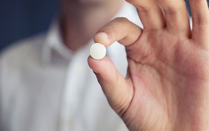 Ngoài việc uống nước dừa, thuốc là phương pháp hạ sốt nhiều người sử dụng