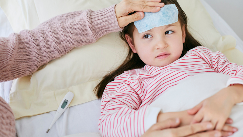 Sốt virus Adeno thường khởi phát bằng sốt cao và thuyên giảm dần sau vài ngày.