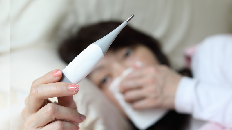 Người bệnh sốt virus Adeno cần được theo dõi khi sốt cao kéo dài và khó hạ.