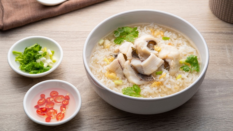 Ăn các món dễ tiêu như cháo giúp giảm tình trạng chướng bụng