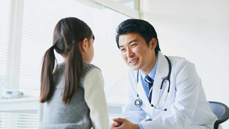 Bệnh nhân sốt xuất huyết cần được bác sĩ chuyên khoa thăm khám và chẩn đoán