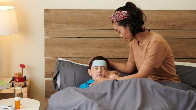 Không nên ủ chăn quá kín khi đang sốt để tránh làm tăng thân nhiệt