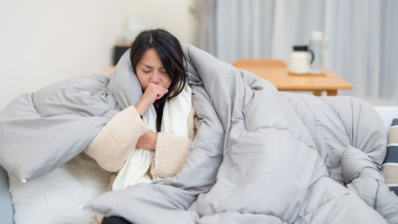 Nhiều người muốn biết sốt xuất huyết có được đắp chăn không